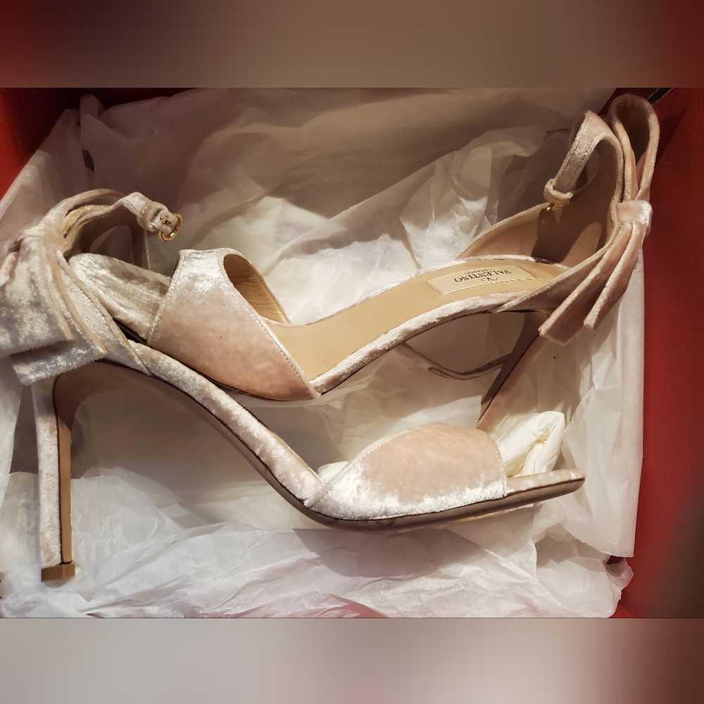 NIB sz 39 Valentino velvet back bow heels